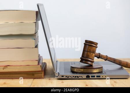 Social Media und Cyber-Kriminalität Konzept, Justiz gavel auf Laptop-Computer-Tastatur Stockfoto