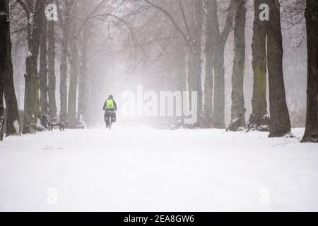 Berlin, Deutschland. Februar 2021, 08th. Deutschland, Berlin, 08. Februar 2021: Im Tiergarten Park kann man bei Schneefall in der Mitte Berlins einen Radfahrer sehen. Der Deutsche Wetterdienst warnt vor heftigem Schneefall mit Windwirbeleien bei Temperaturen, die deutlich unter dem Gefrierpunkt liegen. (Foto: Jan Scheunert/Sipa USA) Quelle: SIPA USA/Alamy Live News Stockfoto