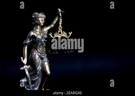 Statue der Justitia mit Waage. Justizkonzept Stockfoto