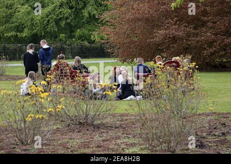 Boswell Book Festival, Dumfries House, Ayrshire, Schottland, Großbritannien Mai 2017. Das jährliche Boswell Book Festival ist einzigartig, da es das einzige Book Festival ist, das sich exculsiv mit Memoiren und Biographien auseinandersetzt. Besucher genießen das Gelände und das Festival Stockfoto