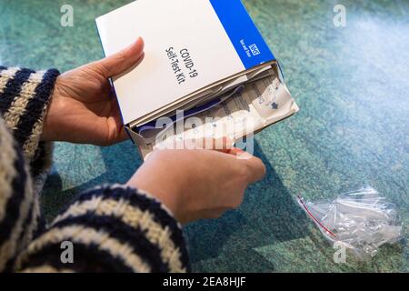 Ashford, Kent, Großbritannien. Februar 2021, 8th. Eine Frau öffnet ein Heim Covid 19 Selbsttest-Kit, Coronavirus-Test. Covid lateraler Durchflusstest. Foto: PAL Media/Alamy Live News Stockfoto