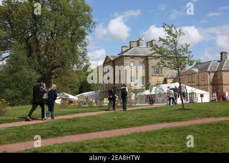 Boswell Book Festival, Dumfries House, Ayrshire, Schottland, Großbritannien Mai 2017. Das jährliche Boswell Book Festival ist einzigartig, da es das einzige Book Festival ist, das sich exculsiv mit Memoiren und Biographien auseinandersetzt. Besucher genießen das Gelände und das Festival Stockfoto