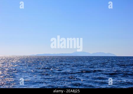 Offenes Meer mit Insel Vis im Hintergrund, Kroatien Stockfoto