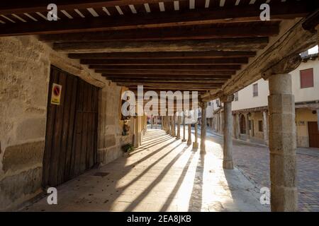 Die historischen adobe, Arkadenstraßen von Ampudia, Provinz Palencia, Spanien Stockfoto