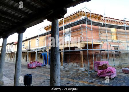 Bau eines modernen Hauses im traditionellen Stil in der Altstadt. Ampudia, Provinz Palencia, Castille y Leon, Spanien Stockfoto