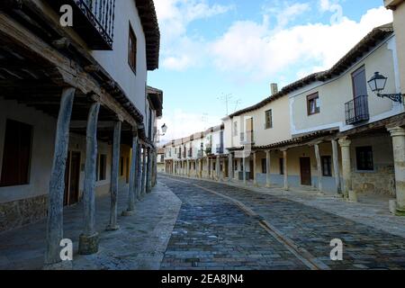 Die historischen adobe, Arkaden Straßen der Altstadt. Ampudia, Provinz Palencia, Castille y Leon, Spanien Stockfoto