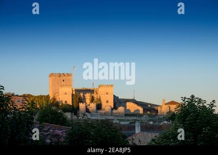 Ampudia Castle von der aufgehenden Sonne beleuchtet, Ampudia, Provinz Palencia, Castilla y Leon, Spanien Stockfoto