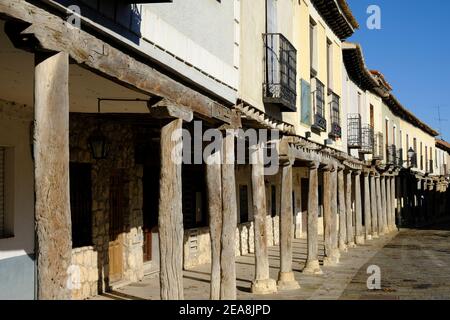 Die historischen adobe, Arkadenstraßen von Ampudia, Provinz Palencia, Castille y Leon, Spanien Stockfoto