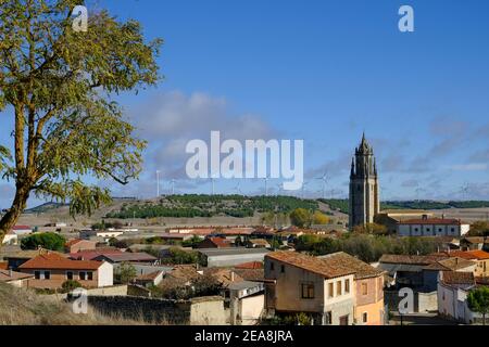 Mit antiken und modernen Windturbinen über der mittelalterlichen Stadt Ampudia, Provinz Palencia, Castilla y Leon, Spanien Stockfoto