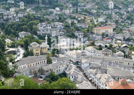 Gjirokaster, Albanien, Europa, gut erhaltene osmanische Stadt. Blick von der Zitadelle auf die steinernen Dächer der Stadt, UNESCO-Weltkulturerbe. Stockfoto