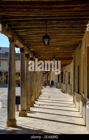 Die historischen adobe, Arkadenstraßen von Ampudia, Provinz Palencia, Castille y Leon, Spanien Stockfoto