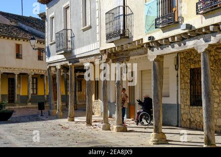 Die historischen adobe, Arkadenstraßen von Ampudia, Provinz Palencia, Castille y Leon, Spanien Stockfoto