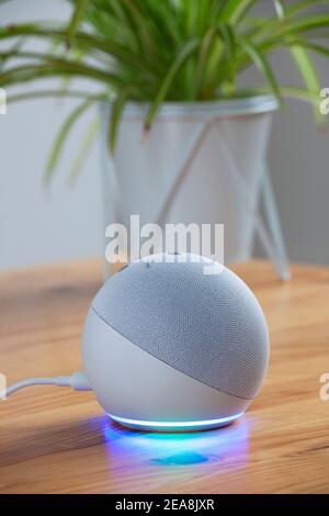 Amazon Echo Dot Smart Speaker mit Alexa Spracherkennung und -Steuerung, 4th Generation in Glacier White Stockfoto