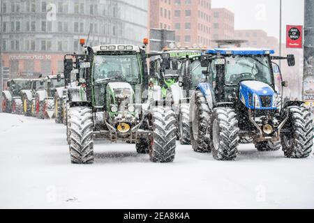 Berlin, Deutschland. Februar 2021, 08th. Deutschland, Berlin, 08. Februar 2021: Bauern und Landarbeiter blockieren die Stresemannstraße bei starkem Schneefall in Berlin mit Traktoren und protestieren gegen die Landwirtschaftspolitik der Bundesregierung. (Foto: Jan Scheunert/Sipa USA) Quelle: SIPA USA/Alamy Live News Stockfoto