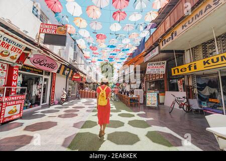 04. September 2020, Türkei, Antalya: Fußgängerzone mit bunten bunten bunten Sonnenschirmen und verschiedenen Souvenirläden und Restaurants für Touristen Stockfoto