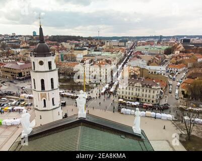 VILNIUS, LITAUEN - 7. MÄRZ 2020: Luftaufnahme der Massen, die Kaziuko Muge oder Kaziukas besuchen, traditioneller Ostermarkt, jährliche Handwerksmesse, die jedes Jahr stattfindet Stockfoto