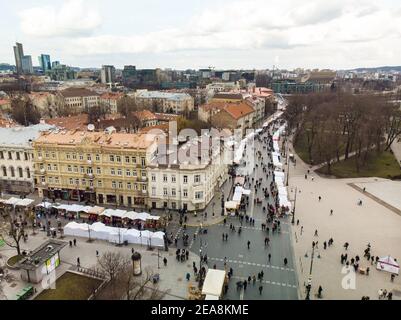 VILNIUS, LITAUEN - 7. MÄRZ 2020: Luftaufnahme der Massen, die Kaziuko Muge oder Kaziukas besuchen, traditioneller Ostermarkt, jährliche Handwerksmesse, die jedes Jahr stattfindet Stockfoto