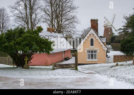 Thaxted Essex UK Snow conditions Winter weather conditions 8 February 2021 Thaxted Alms Houses und John Webb's Windmill Beast aus dem Osten II. Winter Stockfoto