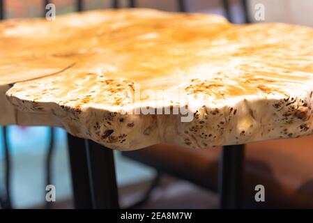 Tischplatte aus schönem Holz. Runder Tisch aus Naturholz Stockfoto