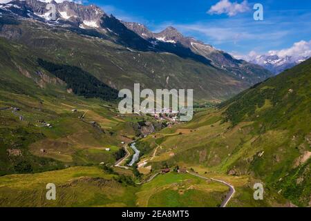 Luftaufnahme des Dorfes Realp und der Reuss In der Schweiz Stockfoto