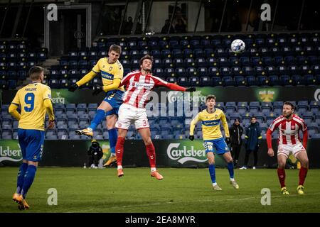 Broendby, Dänemark. 7th, Februar 2021. Mikael Uhre (11) von Broendby IF und Daniel Granli (31) von Aalborg Boldspilklub während des Superliga-Spiels 3F zwischen Broendby IF und Aalborg Boldspilklub im Broendby Stadium, Broendby. (Foto: Gonzales Photo - Kim Matthäus Leland). Stockfoto