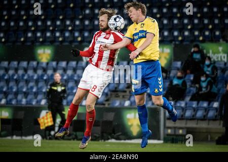 Broendby, Dänemark. 7th, Februar 2021. Iver Fossum (8) von Aalborg Boldspilklub und Sigurd haben Broendby (4) BEI DEM Superliga-Spiel 3F zwischen Broendby IF und Aalborg Boldspilklub im Broendby Stadium, Broendby, gestürzt. (Foto: Gonzales Photo - Kim Matthäus Leland). Stockfoto