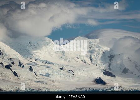 Schneebedeckte Berge im Yankee Harbor, Antarktis Stockfoto