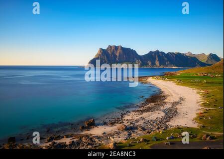 Viele Zelte und Campingwagen am Strand von Utakleiv auf den Lofoten, Norwegen Stockfoto