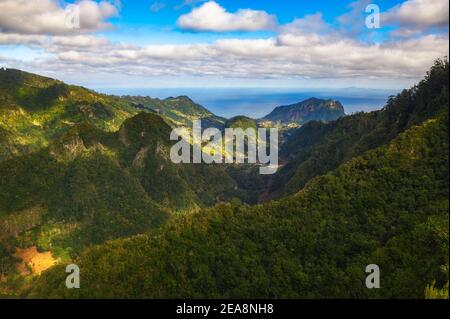 Tal der Ribeira da Metade auf Madeira wie gesehen Vom Aussichtspunkt Balcoes Stockfoto