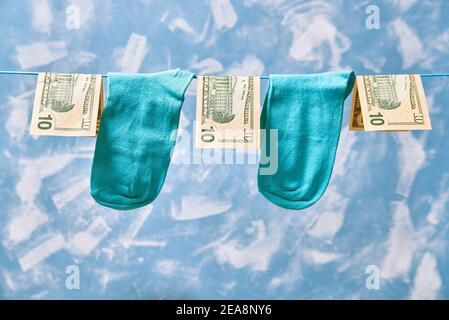 Saubere Socken und 10 Dollar Scheine werden auf Wäscheleine getrocknet Stockfoto