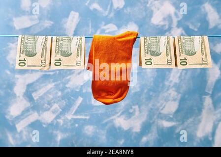 Saubere Socken und 10 Dollar Scheine werden auf Wäscheleine getrocknet Stockfoto