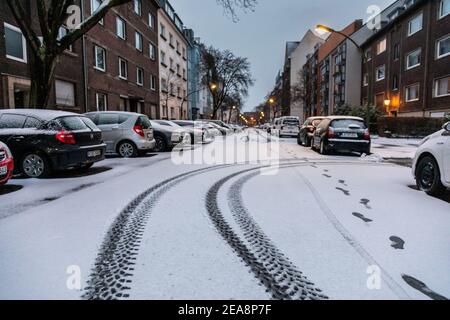 Schnee in Düsseldorf, ungewohnte Straßenverhältnisse sorgen für wenig Verkehr und sorgsam fahrendes Verhalten Stockfoto