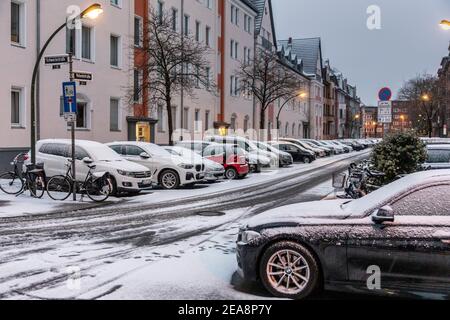 Schnee in Düsseldorf, ungewohnte Straßenverhältnisse sorgen für wenig Verkehr und sorgsam fahrendes Verhalten Stockfoto