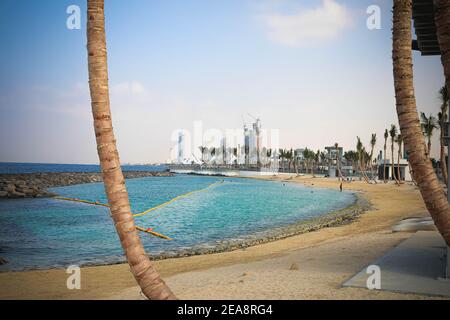 Neue Corniche in Jeddah aus dem Winkel zwischen zwei Palmen, Meer, Badeplatz und hohen Türmen Saudi-Arabien Juni 2018 Stockfoto