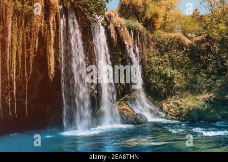 Der obere Dyuden Wasserfall ist ein einzigartiges Naturwunder nicht weit vom Zentrum von Antalya entfernt. Goldenes weiches Licht im Frühherbst in der Türkei Stockfoto