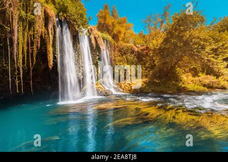 Der obere Dyuden Wasserfall ist ein einzigartiges Naturwunder nicht weit vom Zentrum von Antalya entfernt. Goldenes weiches Licht im Frühherbst in der Türkei Stockfoto