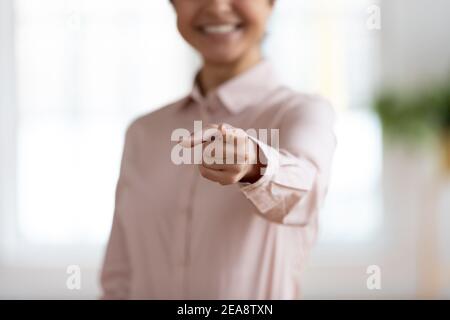 Hand einer Geschäftsfrau, die mit dem Finger auf die Kamera zeigt Stockfoto