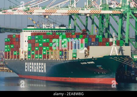 Voll beladenes Containerschiff der Evergreen Marine Corporation Ever Shine im Hafen von Los Angeles, Kalifornien. Stockfoto