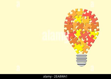 Abbildung einer Glühbirne aus orangefarbenen Puzzleteilen vor gelbem Hintergrund mit Platz für Text. Ideenkonzept. Stockfoto