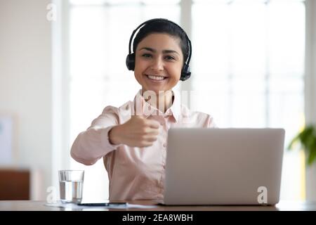 Zufriedener, selbstbewusster Callcenter-Mitarbeiter, der sich wie ein Mitarbeiter zeigt Stockfoto