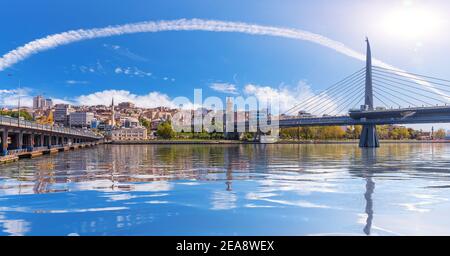 Brücken von Istanbul und Galata-Turm im Hintergrund, Blick vom Goldenen Horn, Türkei Stockfoto