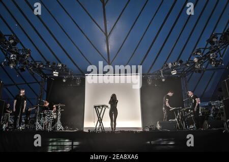 Iamamiwhoami ((aka Jonna Lee) live auf der Bühne im Rahmen des Latitude 2013 Festivals in Suffolk, England Stockfoto