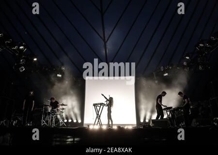 Iamamiwhoami ((aka Jonna Lee) live auf der Bühne im Rahmen des Latitude 2013 Festivals in Suffolk, England Stockfoto