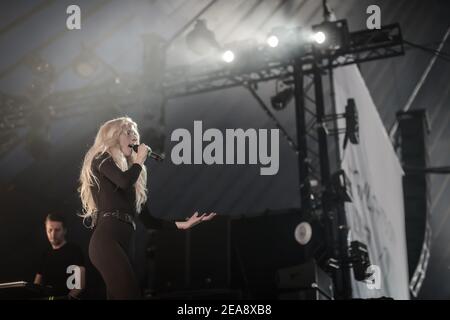 Iamamiwhoami ((aka Jonna Lee) live auf der Bühne im Rahmen des Latitude 2013 Festivals in Suffolk, England Stockfoto