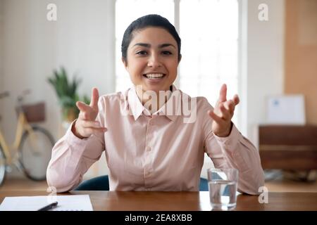 Mitarbeiter, der von zu Hause aus arbeitet und einen virtuellen Chat hat Stockfoto