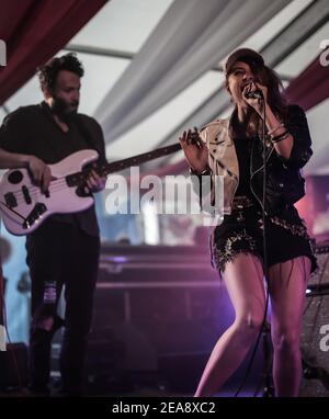 Samantha Urbani von der Brooklyn Band Friends, die live auf der iARENA Bühne im Rahmen des Latitude 2013 Festivals in Suffolk, England auftrat Stockfoto