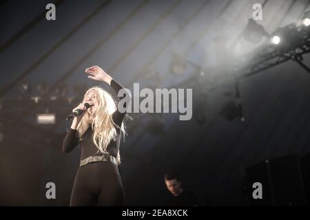 Iamamiwhoami ((aka Jonna Lee) live auf der Bühne im Rahmen des Latitude 2013 Festivals in Suffolk, England Stockfoto