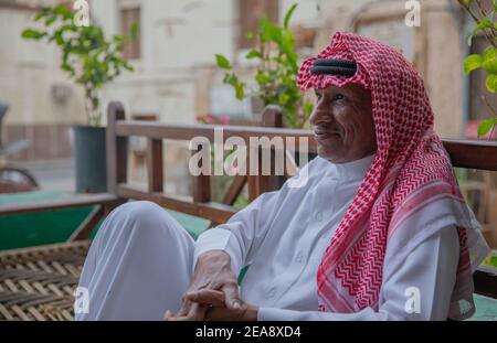 Ein alter Saudi-Mann sitzt auf einem Balkon in der Altstadt von Jeddah, Saudi-Arabien 2020 Stockfoto