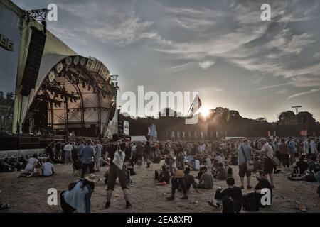 Die Obelisk Arena vor dem Auftritt von Grizzly Bear On Der letzte Tag von Latitude 2013 Stockfoto