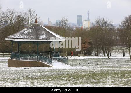 London, Großbritannien. 8th. Februar 2021. Winterliche Szenen auf Parliament Hill, im Norden Londons, Großbritannien, als Storm Darcy am 8th 2021. Februar mit The Beast from the East 2 die Hauptstadt trifft. Hier ein Blick auf den Bandstand mit dem BT-Turm dahinter. Monica Wells/Alamy Live News Stockfoto